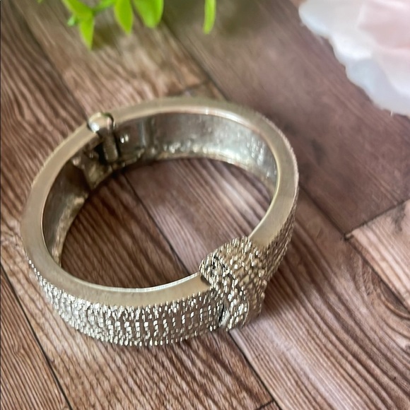 Chic Silver Textured Bracelet - Picture 9 of 10